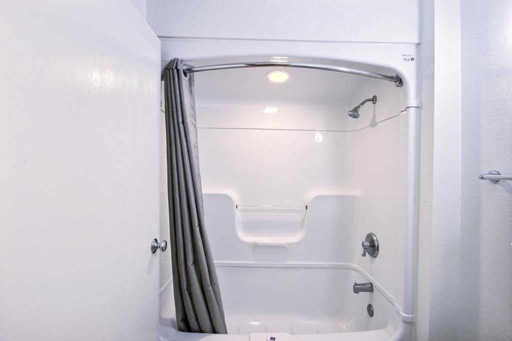 Motel 6 Milwaukee West - Брукфийлд Стая снимка