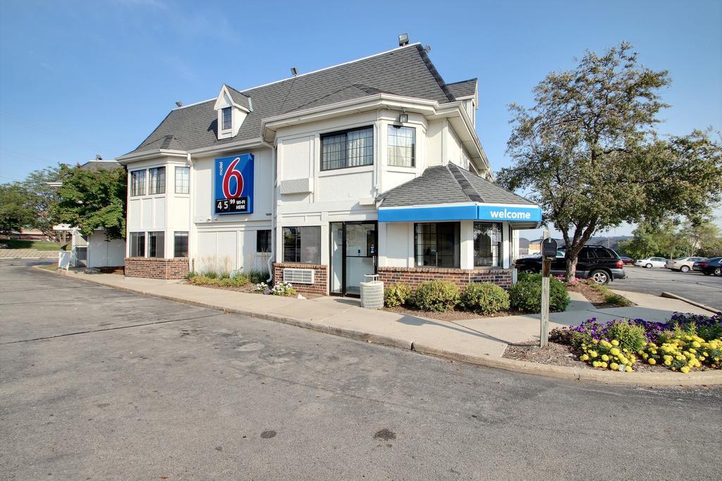Motel 6 Milwaukee West - Брукфийлд Екстериор снимка