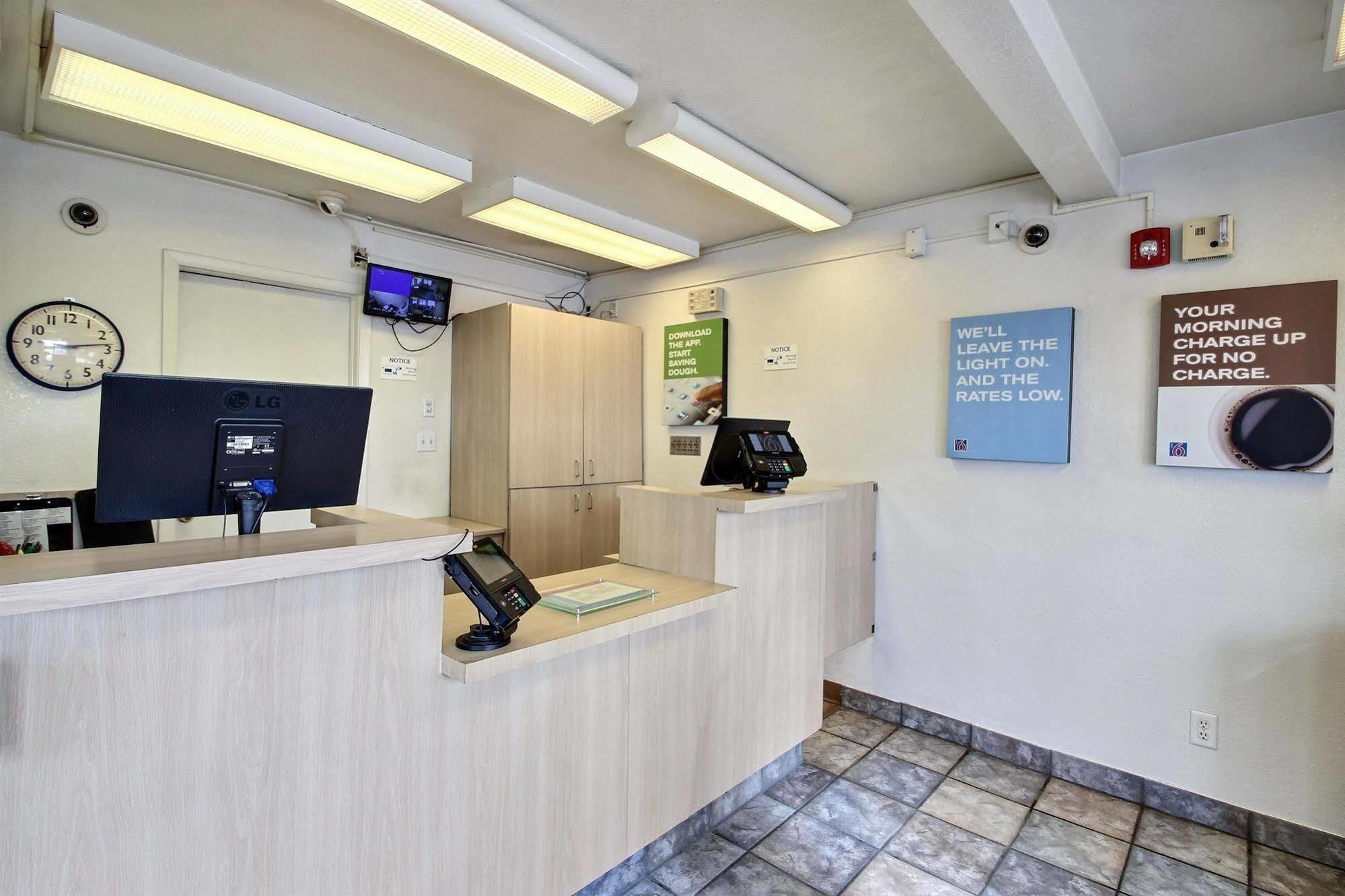 Motel 6 Milwaukee West - Брукфийлд Екстериор снимка