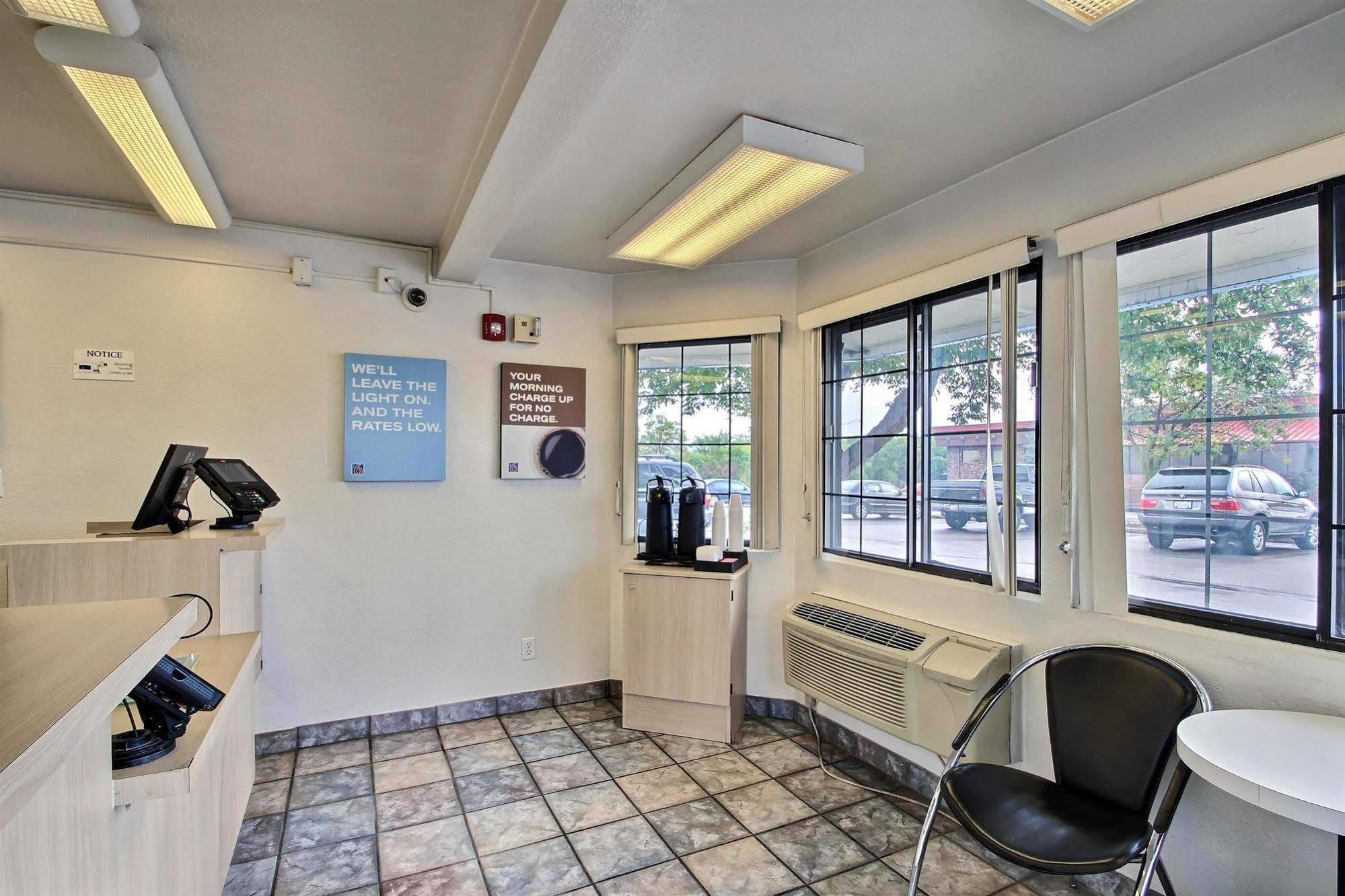 Motel 6 Milwaukee West - Брукфийлд Екстериор снимка