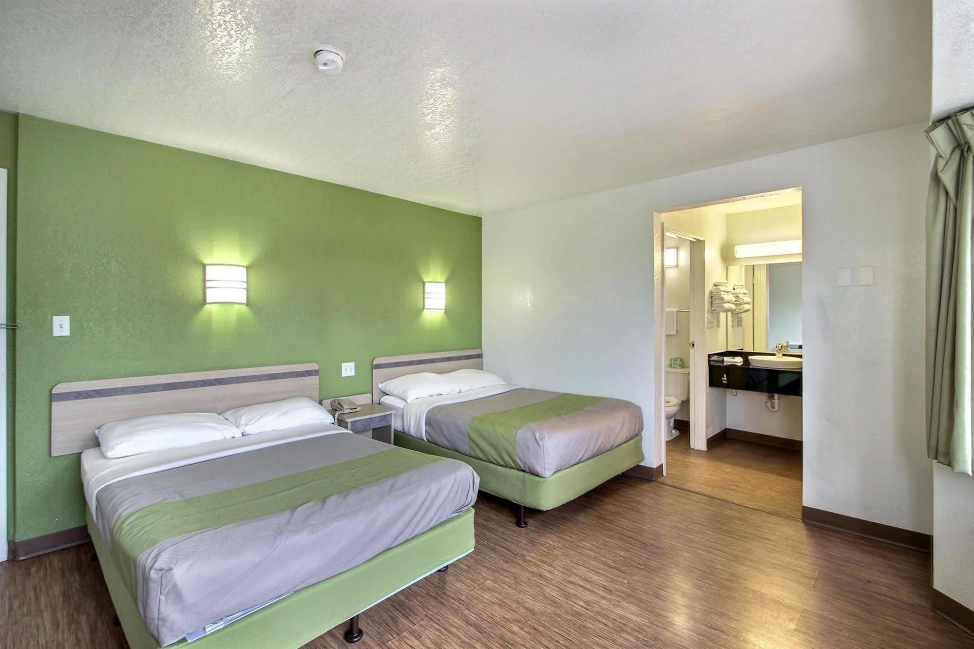 Motel 6 Milwaukee West - Брукфийлд Екстериор снимка