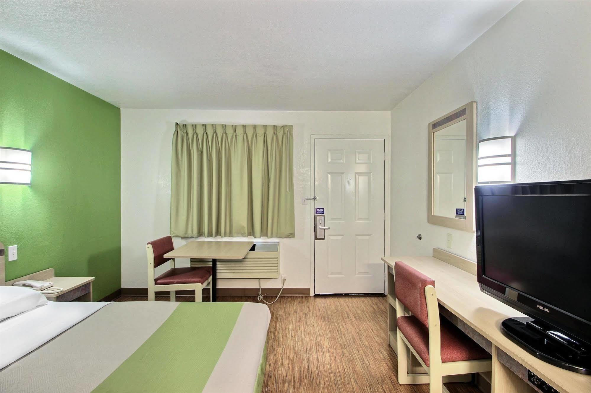 Motel 6 Milwaukee West - Брукфийлд Екстериор снимка