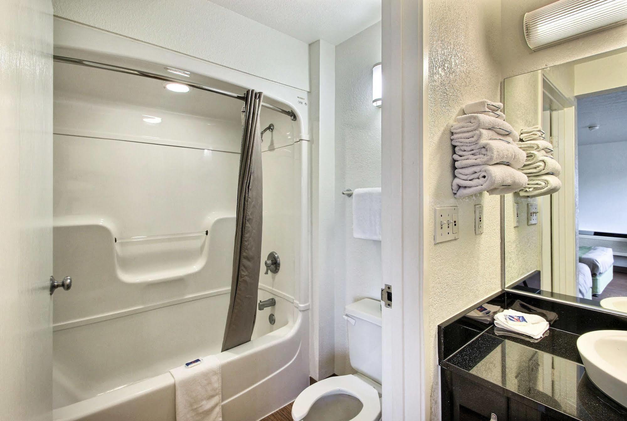 Motel 6 Milwaukee West - Брукфийлд Екстериор снимка