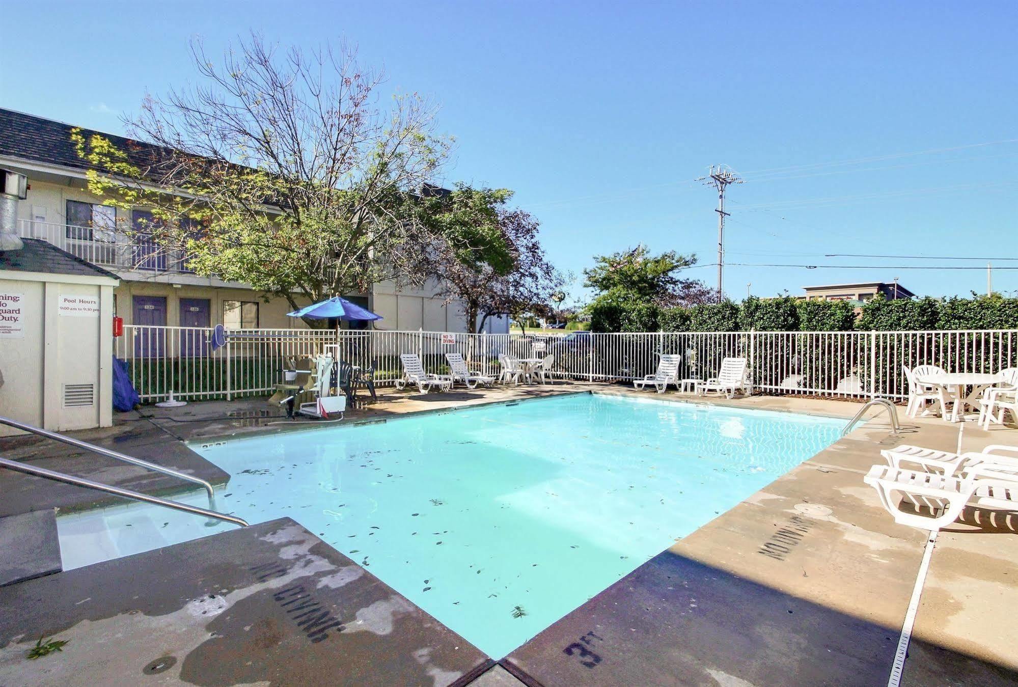 Motel 6 Milwaukee West - Брукфийлд Екстериор снимка