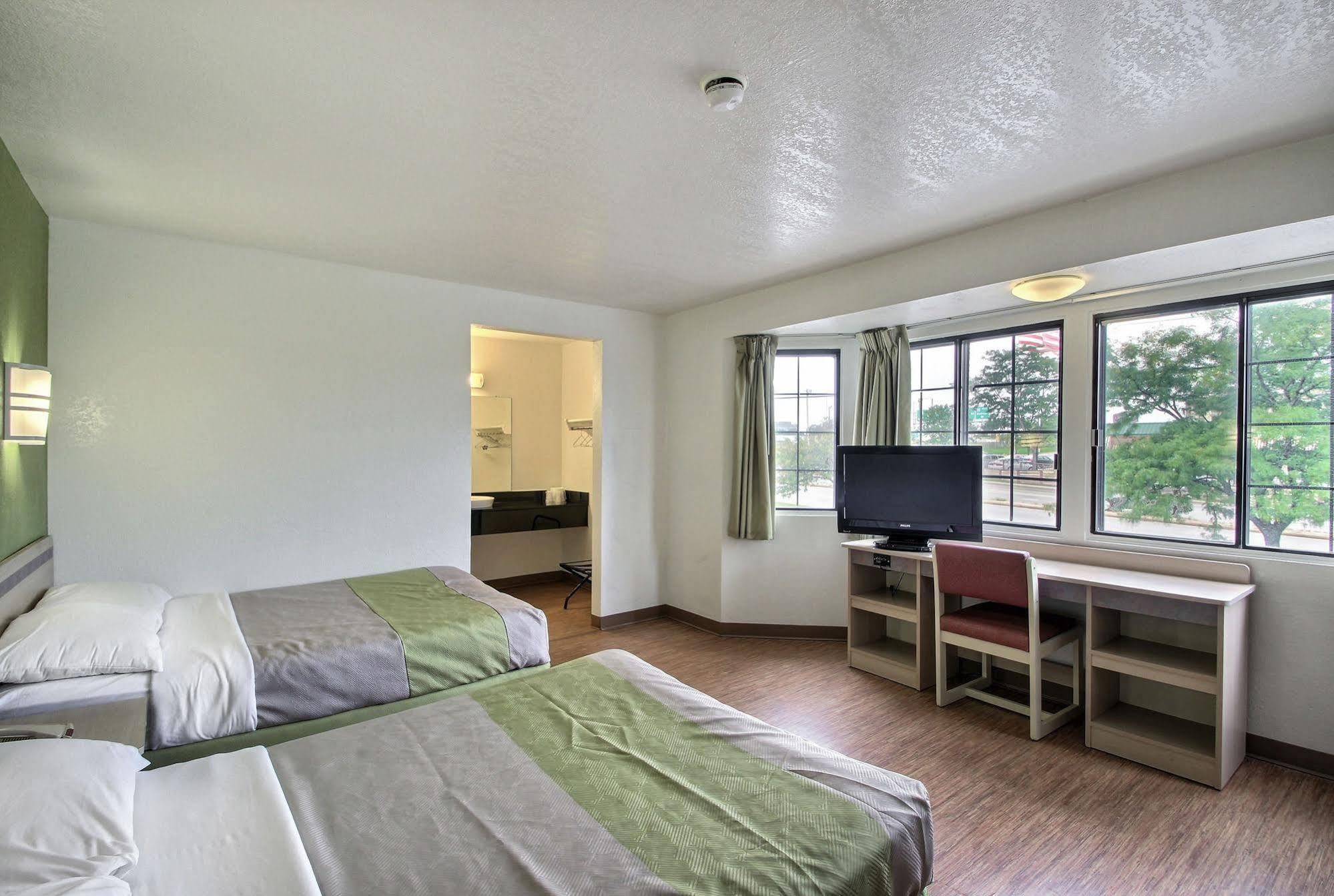 Motel 6 Milwaukee West - Брукфийлд Екстериор снимка