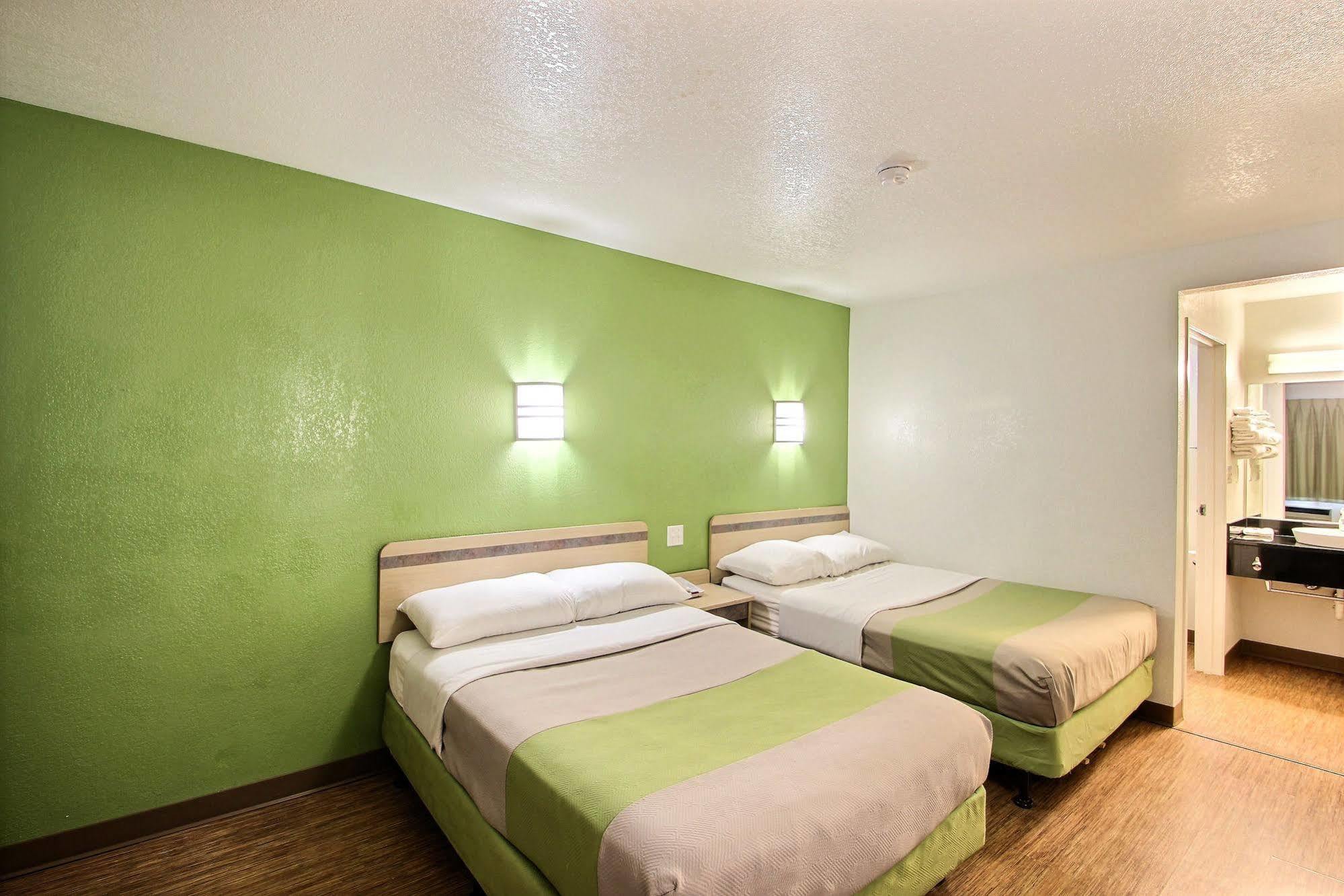 Motel 6 Milwaukee West - Брукфийлд Екстериор снимка