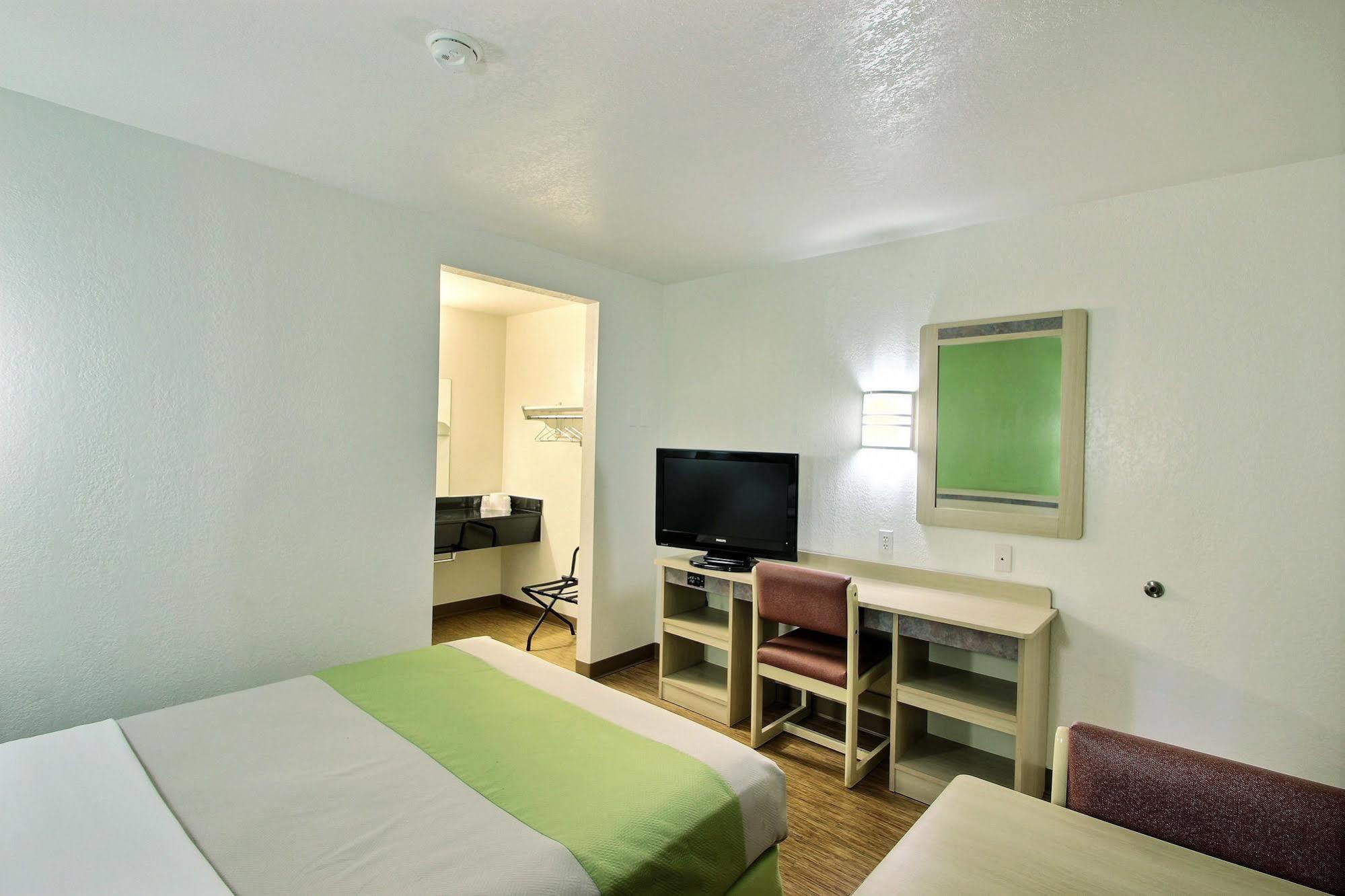 Motel 6 Milwaukee West - Брукфийлд Екстериор снимка