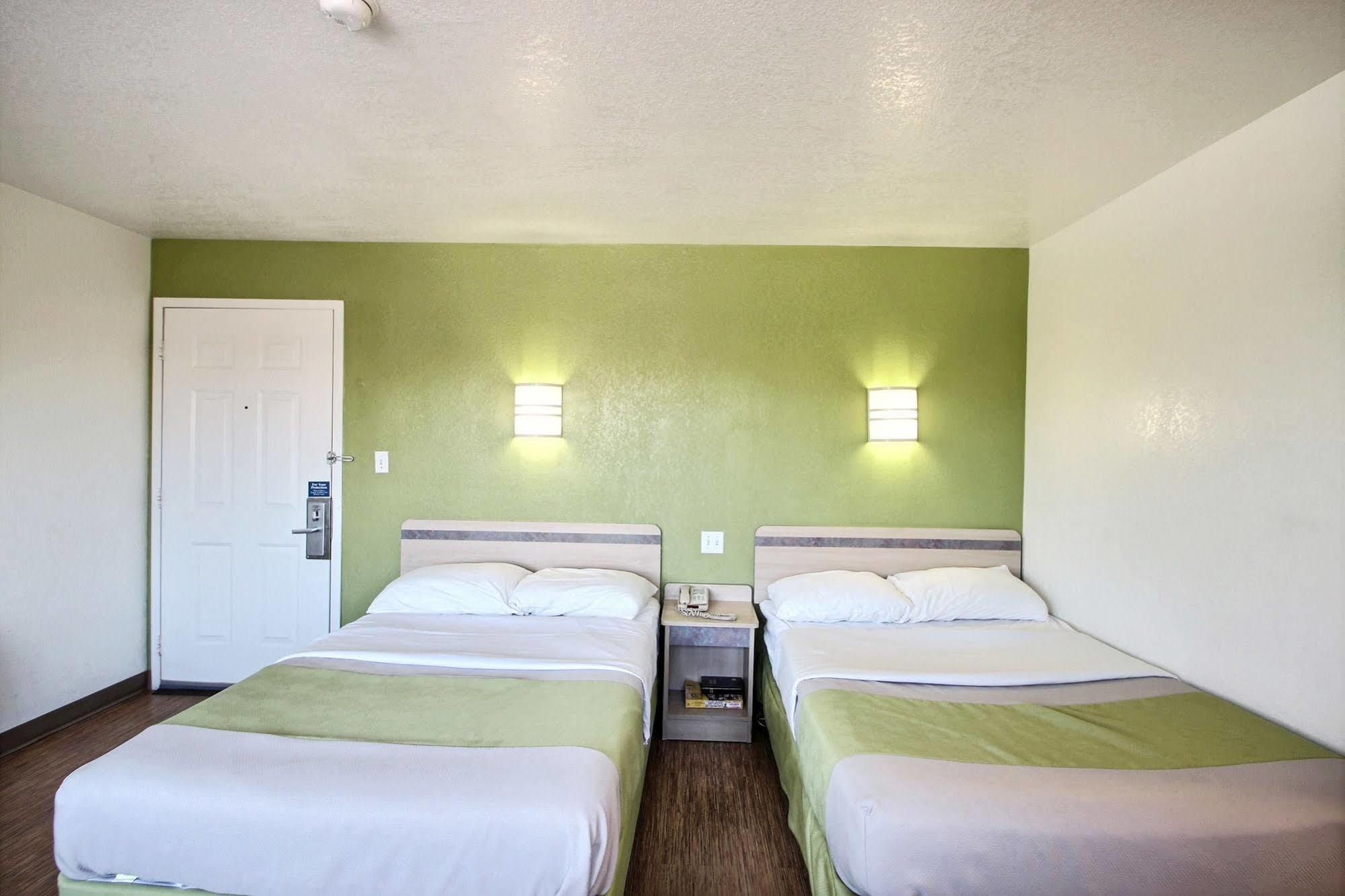 Motel 6 Milwaukee West - Брукфийлд Екстериор снимка