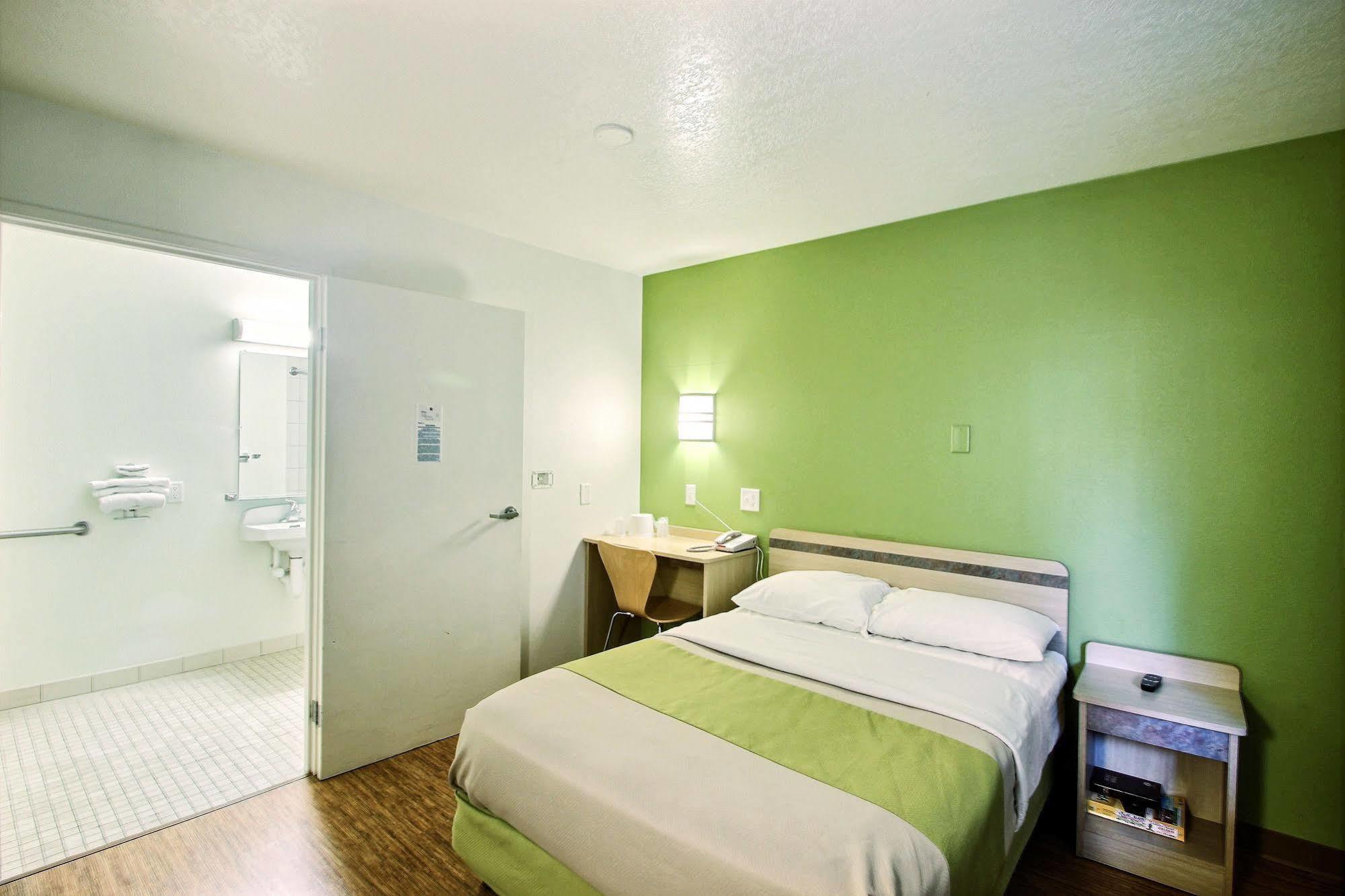 Motel 6 Milwaukee West - Брукфийлд Екстериор снимка