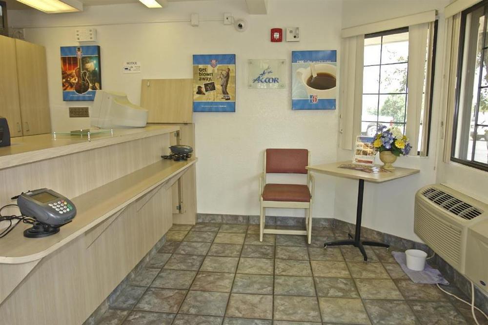 Motel 6 Milwaukee West - Брукфийлд Интериор снимка