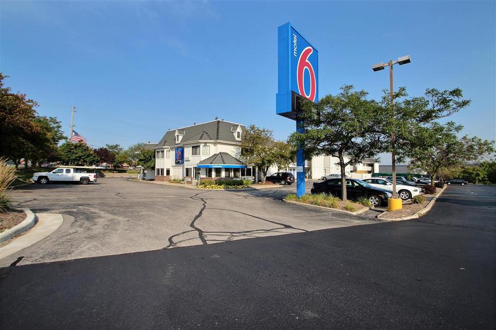 Motel 6 Milwaukee West - Брукфийлд Екстериор снимка
